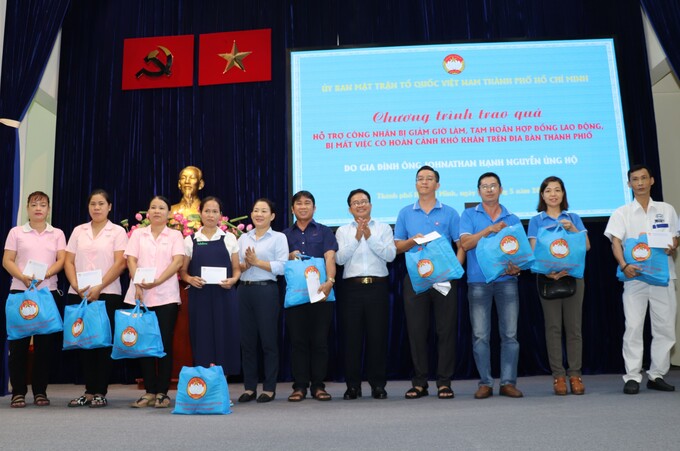 Đại diện Ủy ban MTTQ Việt Nam TP Hồ Chí Minh trao quà cho công nhân 