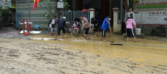 Người dân khắc phục hậu quả sau trận mưa. Ảnh: Báo Lào Cai