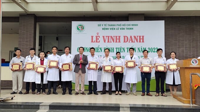 BS.CKII Trần Văn Khanh, giám đốc bệnh viện Lê Văn Thịnh trao thư khen cho các cá nhân điển hình tiên tiến năm 2022
