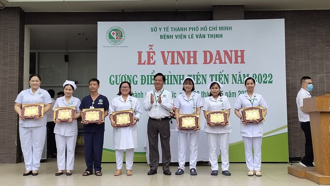 Lãnh đạo bệnh viện Lê Văn Thịnh trao thư khen cho các cá nhân điển hình tiên tiến năm 2022