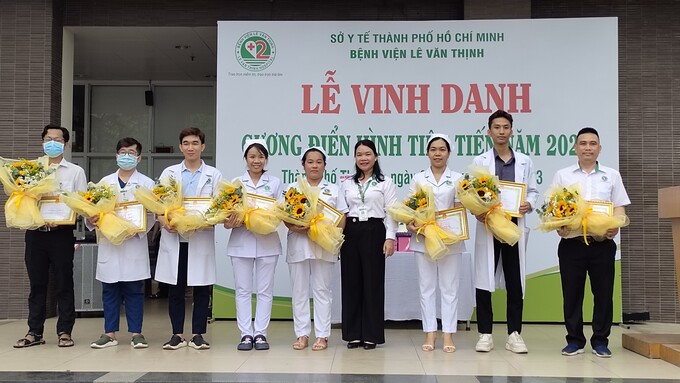 Điều dưỡng, CKI Nguyễn Thị Chuyên, Phó Chủ tịch công đoàn bệnh viện trao giải Hội thi thanh lịch