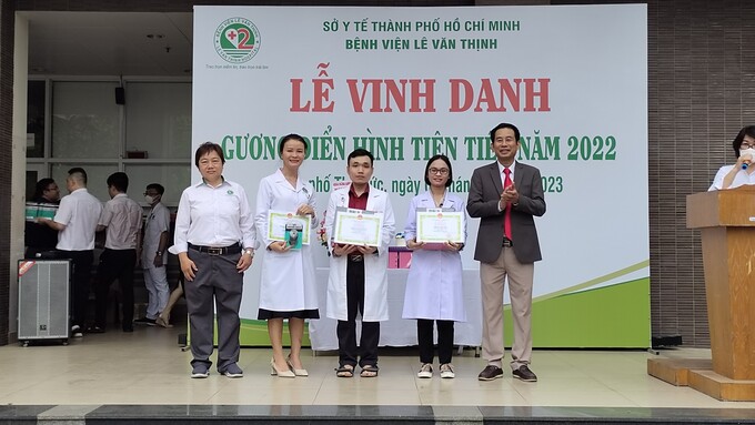 BS.CKII Trần Văn Khanh, giám đốc bệnh viện Lê Văn Thịnh và ông Nguyễn Thái Hòa trao giải Hội thi tìm hiểu về chuyển đổi số