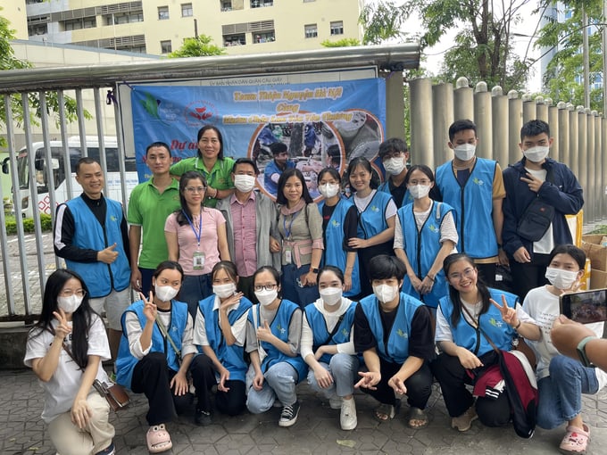 Nhóm “Cháo lan toả yêu thương” và nhóm “Team tình nguyện Hà Nội” 