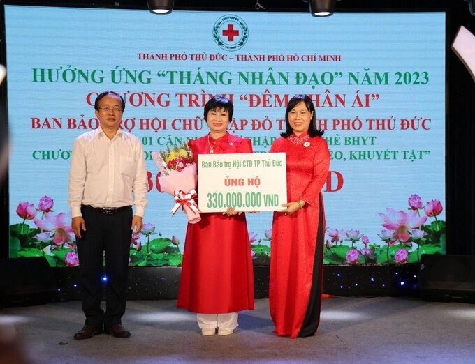Bà Nguyễn Ngọc Hạnh, Trưởng Ban Bảo trợ Hội CTĐ TP. Thủ Đức trao bảng tượng trưng ủng hộ 330 triệu đồng