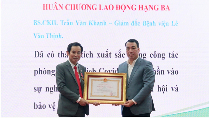 BS.CKII Trần Văn Khanh - Giám đốc bệnh viện Lê Văn Thịnh nhận Huân chương lao động hạng Ba