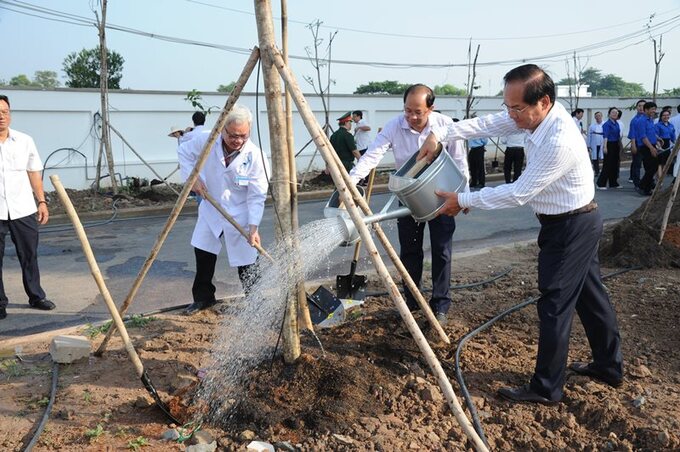 Lãnh đạo UBND huyện Hóc Môn và Giám đốc Bệnh viên đa khoa khu vực Hóc Môn tham gia trồng cây trong khuôn viên bệnh viên