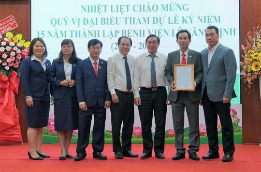 Ông Nguyễn Ngô Quang - Phó Cục trưởng Cục Khoa học Công nghệ và Đào tạo, Bộ Y tế thay mặt Bộ Y tế trao chứng nhận mã số đào tạo liên tục cho Bệnh viện Lê Văn Thịnh