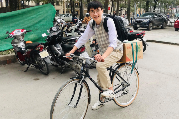Thái Hải Đăng đạp xe đi gom sách
