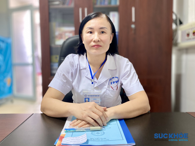 BS.CK II Nguyễn Thị Vân, Trưởng Khoa Hô hấp, Bệnh viện Nhi Thanh Hoá khuyến cáo phụ huynh thấy trẻ có biểu hiện sốt cao, nôn, sổ mũi…phải lập tức đưa đến bệnh viện điều trị.