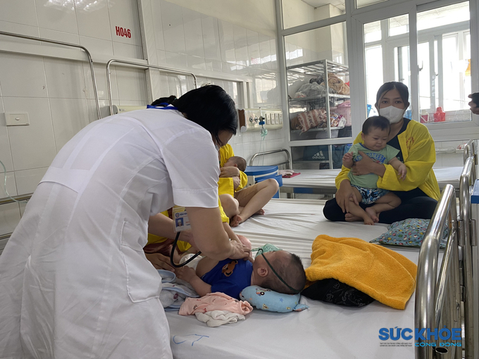 Bác sĩ thăm khám cho bệnh nhi tại Bệnh viện Nhi Thanh Hóa