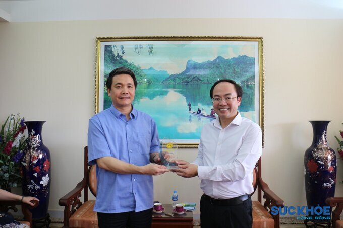 Ông Vũ Việt Anh – Phó Chủ tịch Hội trao tặng Chủ tịch UBND tỉnh Biểu tượng Vì sự nghiệp GDCSSKCĐ