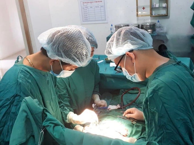 Hà Giang: Giám đốc bệnh viện vừa hiến máu vừa tham gia cấp cứu bệnh nhân nguy  kịch