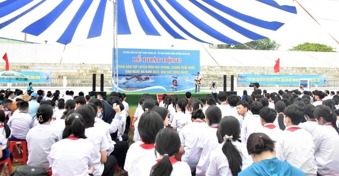 Lễ phát động phong trào “Toàn dân tập luyện môn bơi và phòng chống đuối nước năm 2023” tại Nghệ An: Ảnh: Thành Châu