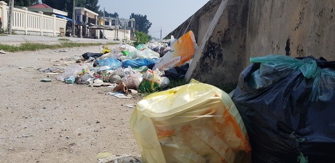Mặc dù chính quyền địa phương đã  triển khai nhiều biện pháp để bảo vệ môi trường nhưng công tác xử lý rác thải vẫn gặp không ít khó khăn.