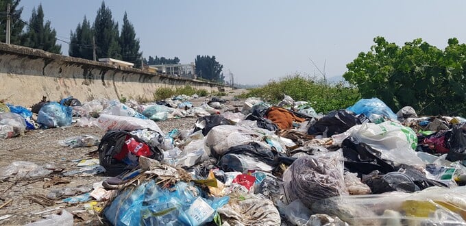 Bãi rác thải ngay cạnh khu dân cư phường Hải Thanh.