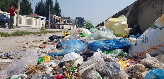 Rác thải được vứt bỏ dọc bờ biển phường Hải Thanh.