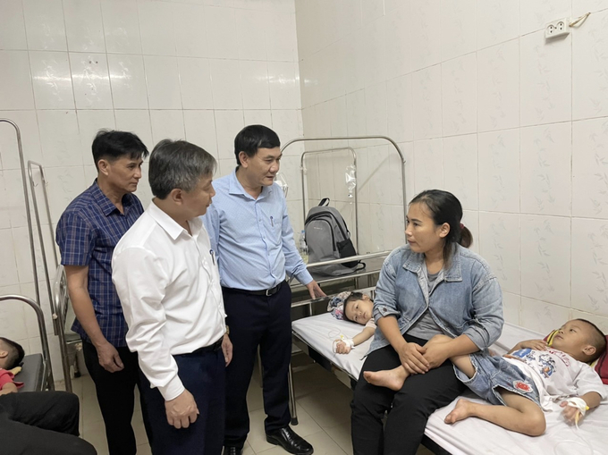 Cơ quan chức năng điều tra, xử trí vụ ngộ độc thực phẩm tại huyện Đô Lương, Nghệ An. Ảnh: Chi cục ATVSTP Nghệ An