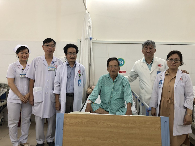 Các bác sĩ thăm khám người bệnh trước khi xuất viện