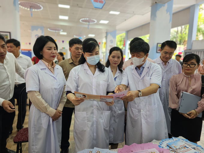 Bộ trưởng Đào Hồng Lan kiểm tra công tác tổ chức Chiến dịch bổ sung Vitamin A cho trẻ em của thành phố Hà Nội