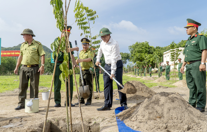Ông Phạm Viết Thanh, Ủy viên Trung ương Đảng, Bí thư Tỉnh ủy, Chủ tịch HĐND tỉnh trồng cây xanh tại lễ phát động