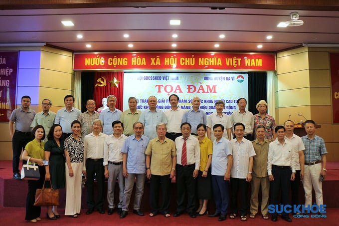 Lãnh đạo Trung ương Hội GDCSSKCĐ Việt Nam cùng đại diện lãnh đạo Hội Nam y Việt Nam tham dự tọa đàm