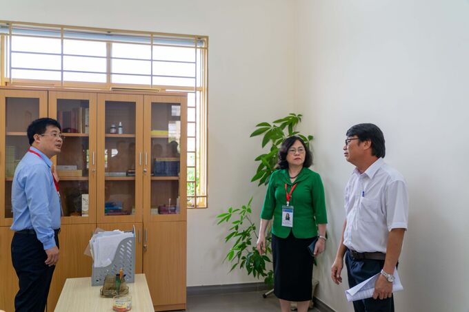 Thứ trưởng Ngô Thị Minh và đoàn công tác kiểm tra cơ sở vật chất tại điểm thi. Ảnh: Trung tâm truyền thông giáo dục