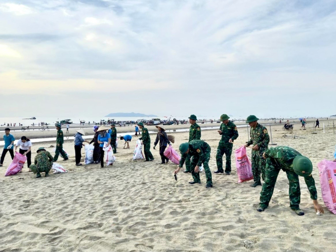 Bộ đội Biên phòng Thanh Hóa phối hợp cùng các đoàn thể, chính quyền địa phương ra quân dọn rác bãi biển Nghi Sơn.