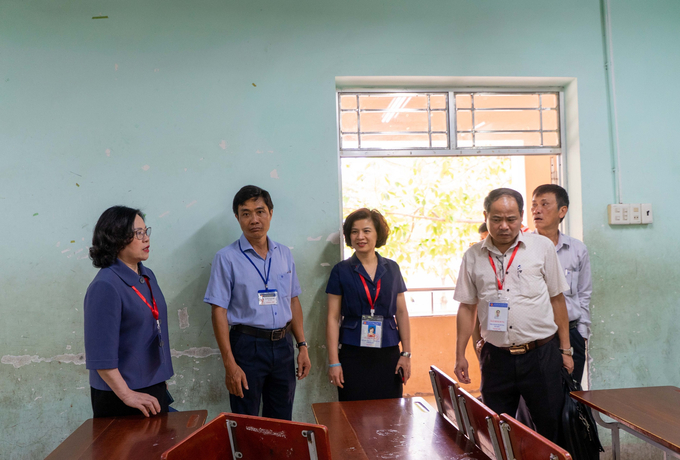 Thứ trưởng Ngô Thị Minh cùng Đoàn công tác số 3 làm việc tại điểm thi Trường THPT Phan Bội Châu. Ảnh: Trung tâm truyền thông giáo dục