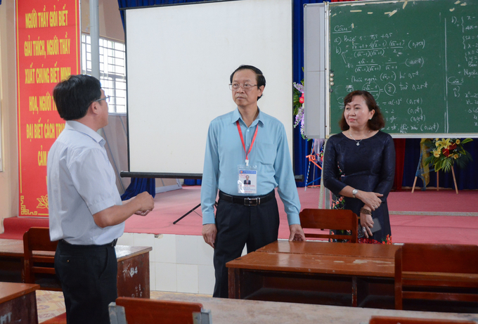 Thứ trưởng Phạm Ngọc Thưởng kiểm tra địa điểm dự kiến sẽ tổ chức chấm thi tự luận tại Trường THPT Bạc Liêu. Ảnh: Trung tâm truyền thông giáo dục