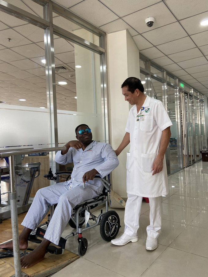 Thiếu tướng, TS.BS Trần Quốc Việt đến thăm và động viên bệnh nhân khi bắt đầu quá trình điều trị dài ngày tại Bệnh viện