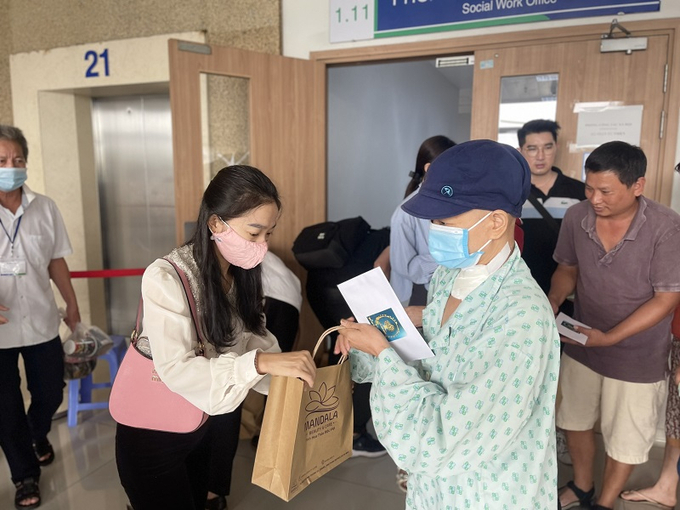 Bà Lê Thị Na trao những phần quà đến các bệnh nhân