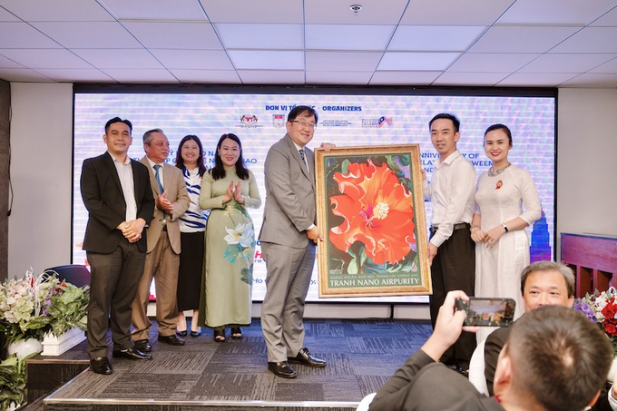 Ông Trần Công Hòa, Chủ tịch HĐQT Công ty CP Tập đoàn Mai Hoa tặng tranh cho Ngài Dato Tan Yang Thai, Đại sứ Malaysia tại Việt Nam