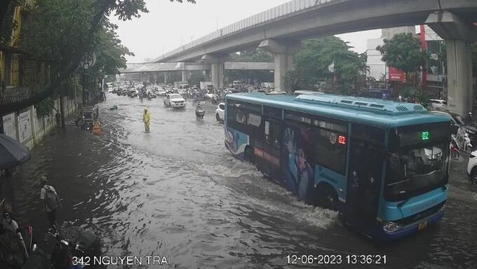 Tình trạng ngập trên phố Nguyễn Trãi, Thanh Xuân, Hà Nội
