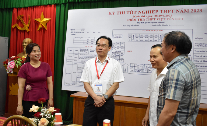Đoàn công tác số 2 kiểm tra công tác chuẩn bị tại điểm thi Trường THPT Việt Yên Số 1. Ảnh: Trung tâm truyền thông giáo dục