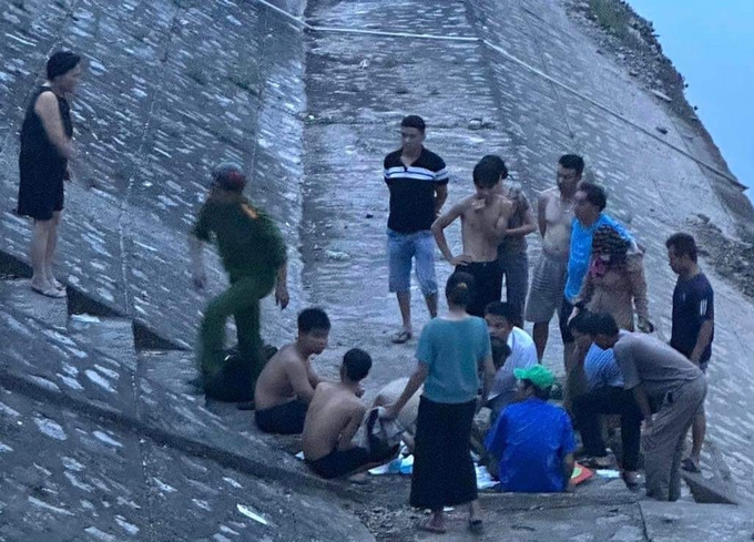 Người dân và chính quyền phối hợp sơ cấp cứu cho nam sinh lớp 11 ở Thái Bình nhảy cống tắm sông gặp nạn. Ảnh: Người dân cung cấp (Báo Lao động)