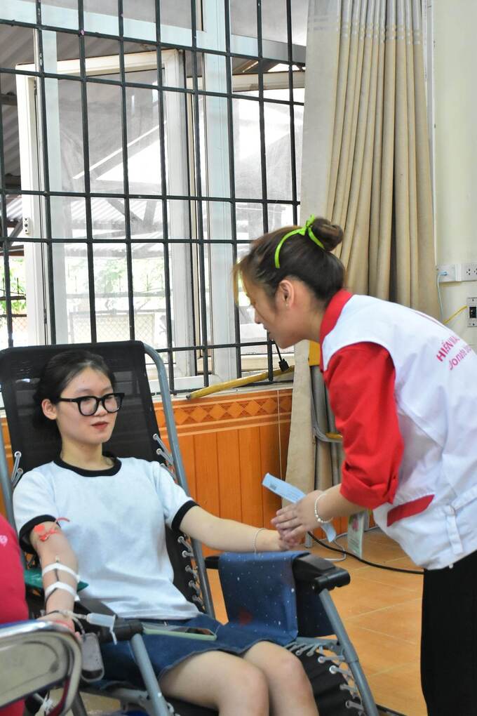 Lê Thị Thu Phương quan tâm, động viên những người tham gia hiến máu