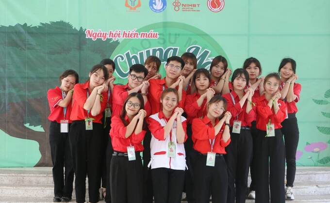 Lê Thị Thu Phương cùng các bạn tình nguyện viên trong Ngày hội hiến máu