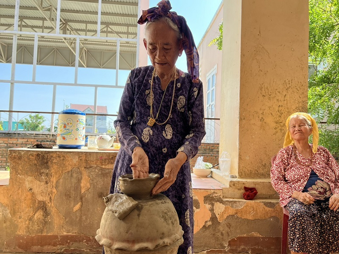 Gốm được coi là biểu hiện của sự sáng tạo cá nhân do người phụ nữ Chăm làm ra trên cơ sở tri thức, được truyền lại qua các thế hệ trong gia đình thông qua thực hành và lưu truyền trong cộng đồng. Nghề gốm đã góp phần gìn giữ thuần phong mỹ tục và bản sắc văn hóa của người Chăm ở Việt Nam