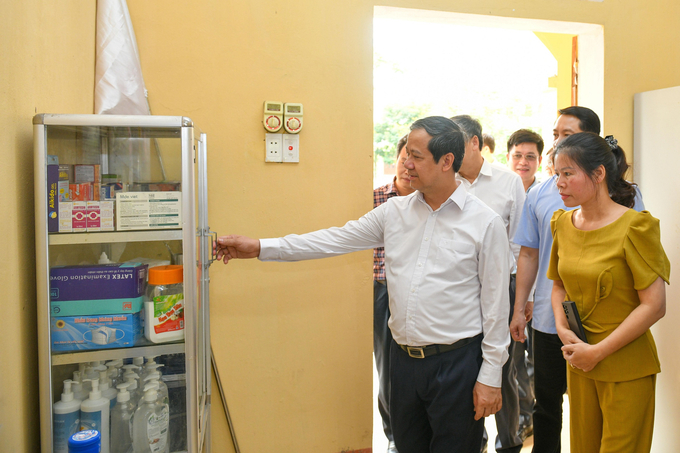 Bộ trưởng Nguyễn Kim Sơn kiểm tra, nắm bắt tình hình chuẩn bị cho Kỳ thi tốt nghiệp THPT tại Điểm thi Trường THPT Mỹ Lộc, Nam Định. Ảnh: Trung tâm truyền thông giáo dục