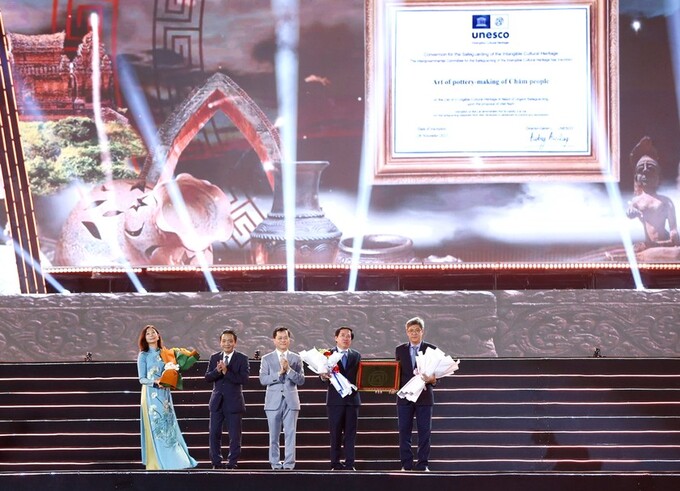 Đại diện Bộ Văn hoá, Thể thao và Du lịch, tỉnh Ninh Thuận, tỉnh Bình Thuận nhận bằng ghi danh của UNESCO