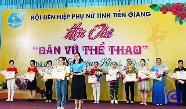 Bà Nguyễn Thị Kim Phượng, Chủ tịch Hội LHPN tỉnh Tiền Giang trao giải Nhất cho đơn vị Hội LHPN huyện Gò Công Tây (nguồn tiengiang.gov.vn)