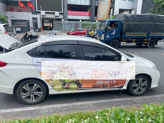 Xe ô tô con dán quảng cáo không đúng quy định lưu thông trên đường bị lực lượng CSGT Thành phố xử phạt