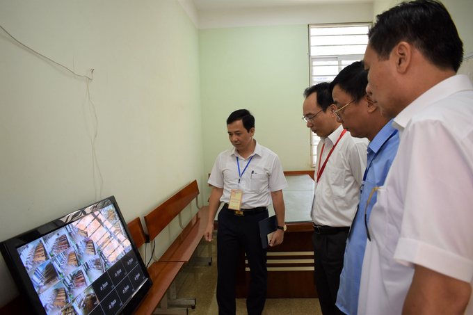 Thứ trưởng Hoàng Minh Sơn kiểm tra tại phòng giám sát điểm thi. Ảnh: Trung tâm truyền thông giáo dục
