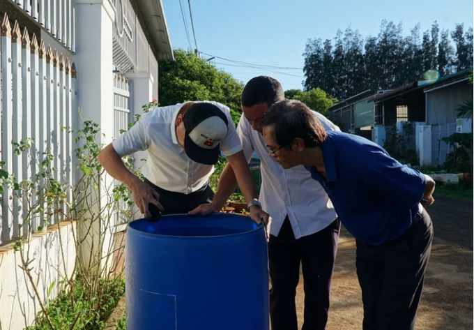 Đoàn giám sát kiểm tra véc tơ truyền bệnh viêm não Nhật bản tại nơi bệnh nhân sinh sống. Ảnh: VTV
