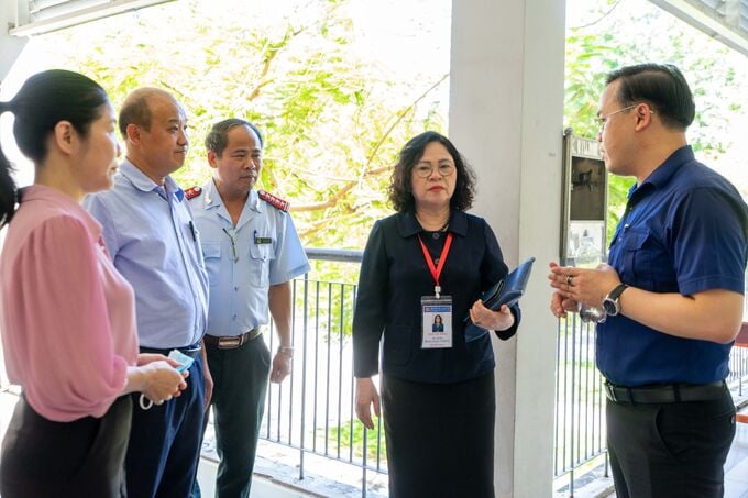 Thứ trưởng Ngô Thị Minh kiểm tra thực tế tại điểm dự kiến tổ chức chấm thi của thành phồ Đà Nẵng. Ảnh: Trung tâm truyền thông giáo dục