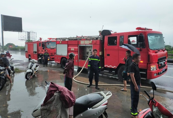 Lực lượng chức năng tham gia chữa cháy nhà xưởng ở huyện An Dương. Ảnh: Công an TP.Hải Phòng