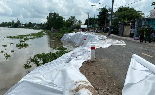 Đoạn sạt lở Bắc kênh Rạch Giá - Long Xuyên mở rộng đến 1/2 mặt đường Võ Văn Hoài giao thông liên xã Mỹ Khánh. Ảnh: TTXVN