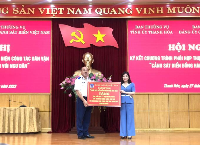Thiếu tướng Lê Quang Đạo - Tư lệnh Cảnh sát biển trao tặng 200 suất quà cho các gia đình chính sách, đồng bào dân tộc, tôn giáo, ngư dân có hoàn cảnh khó khăn tỉnh Thanh Hoá