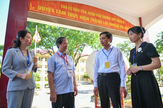 Bộ trưởng Nguyễn Kim Sơn kiểm tra công tác coi thi tại Điểm thi Trường THPT Uông Bí, Quảng Ninh. Ảnh: Trung tâm truyền thông và sự kiện
