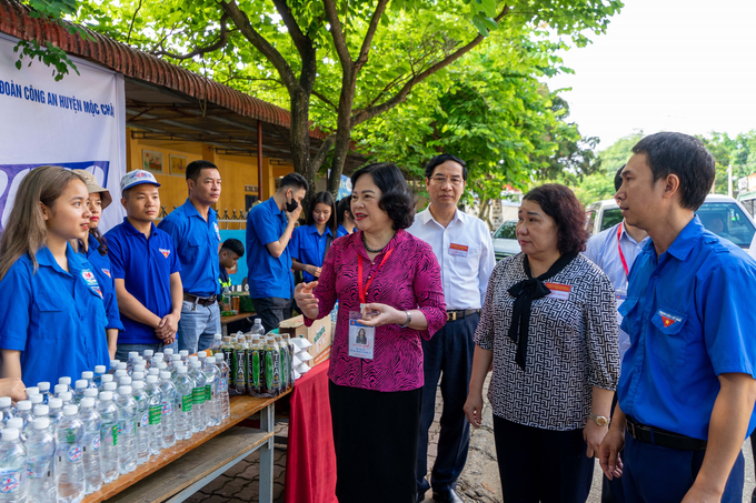 Thứ trưởng Ngô Thị Minh trao đổi cùng lực lượng thanh niên tình nguyện tại điểm thi Trường THPT Mộc Lỵ, huyện Mộc Châu, Sơn La. Ảnh: Trung tâm truyền thông sự kiện